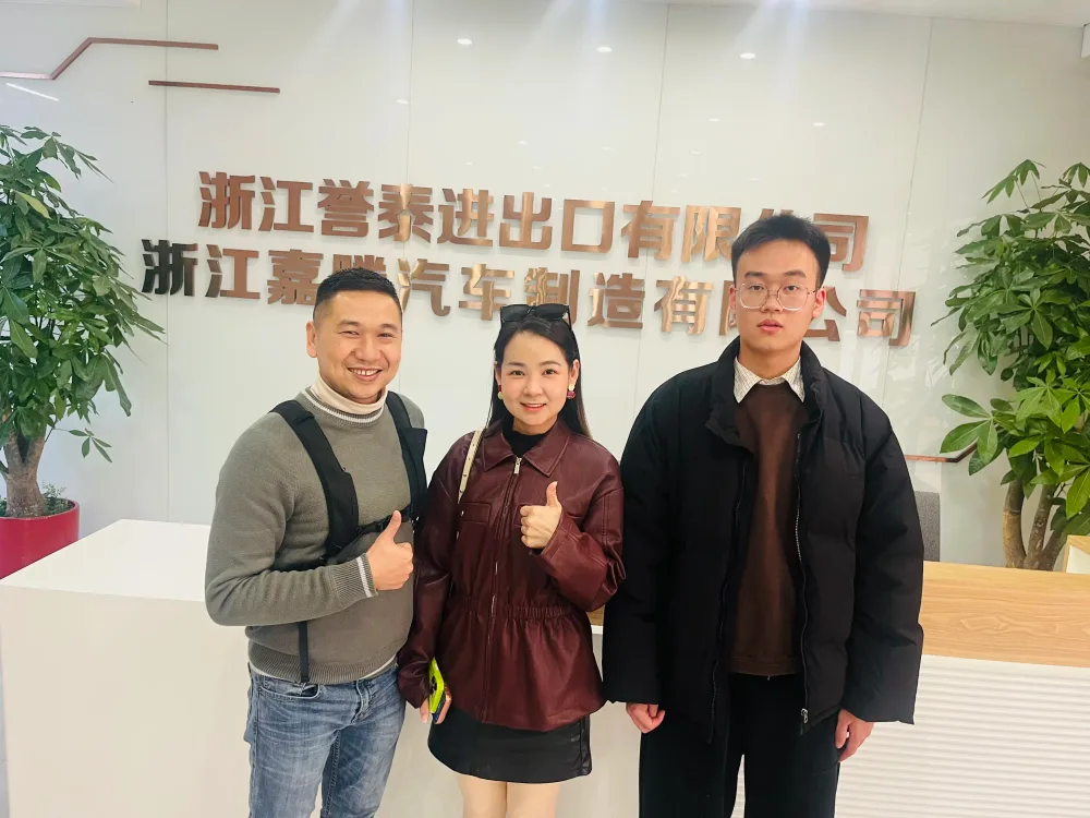 Yutai team with customers — photo 3