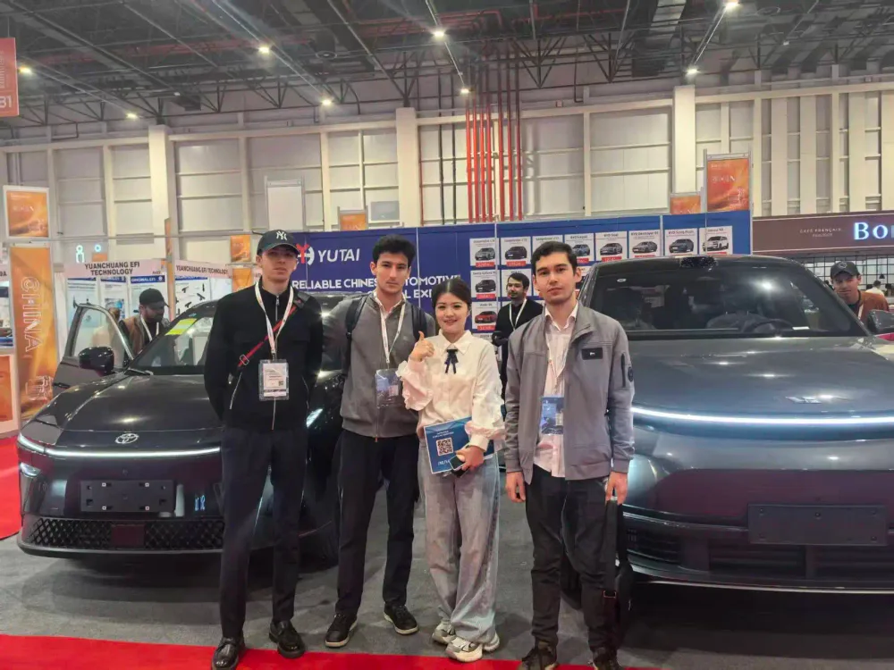 Yutai team with customers — photo 6